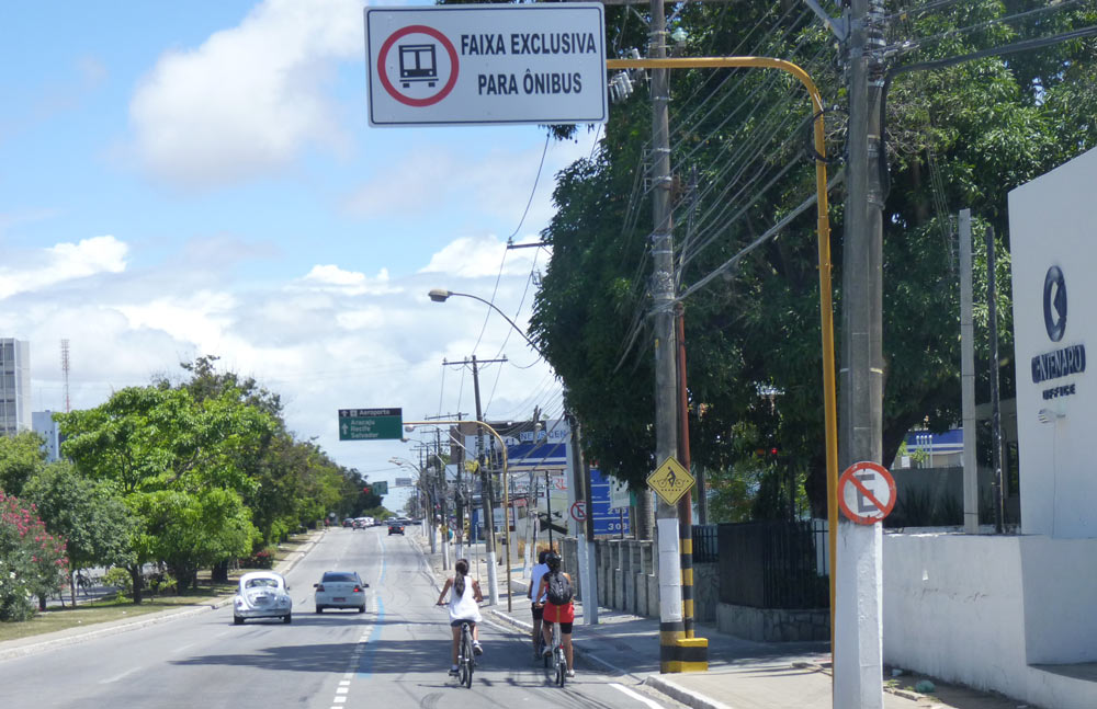 Faixa de ônibus oficialmente compartilhada com o ciclista em Maceió. Até onde eu sei, a primeira do Brasil
