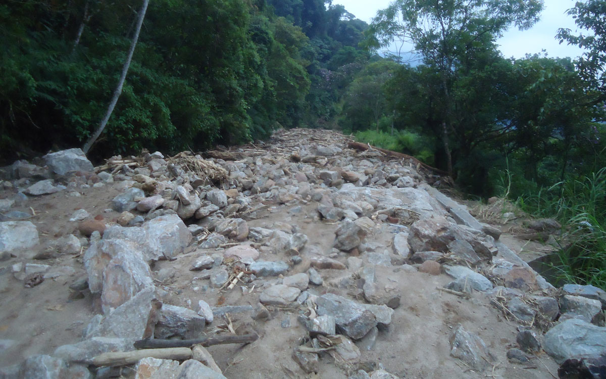 Estrada da Manutenção em 2013, depois de uma série de deslizamentos