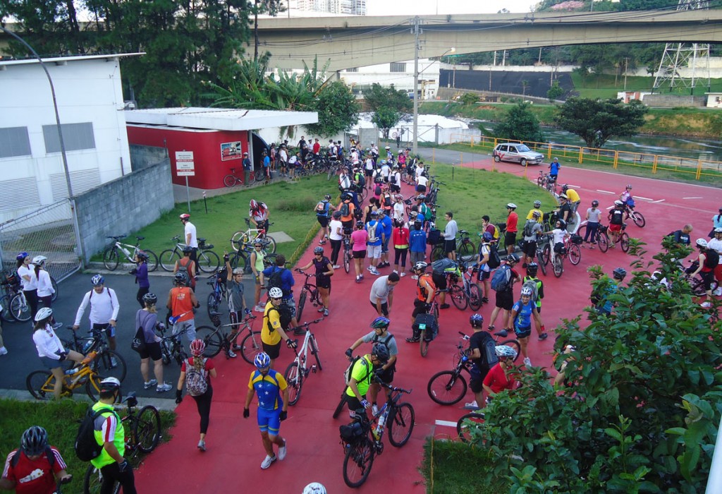 Dia do Desafio do 1º DBM em 2012, cerca de 150 ciclistas