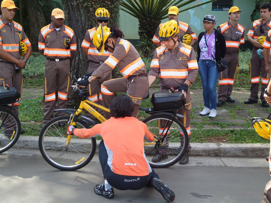 André Pasqualini treinando equipe da CET-SP a usar corretamente a bicicleta